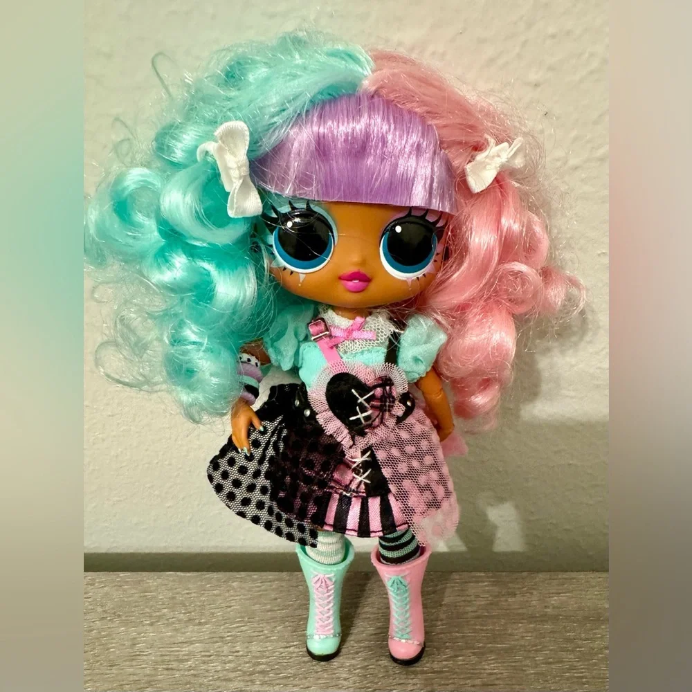 LOL Surprise Tween Lexi Gurl. Full of surprises and sassy style. This brand new